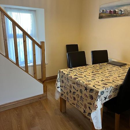 A Family Cottage In Тенбі Екстер'єр фото